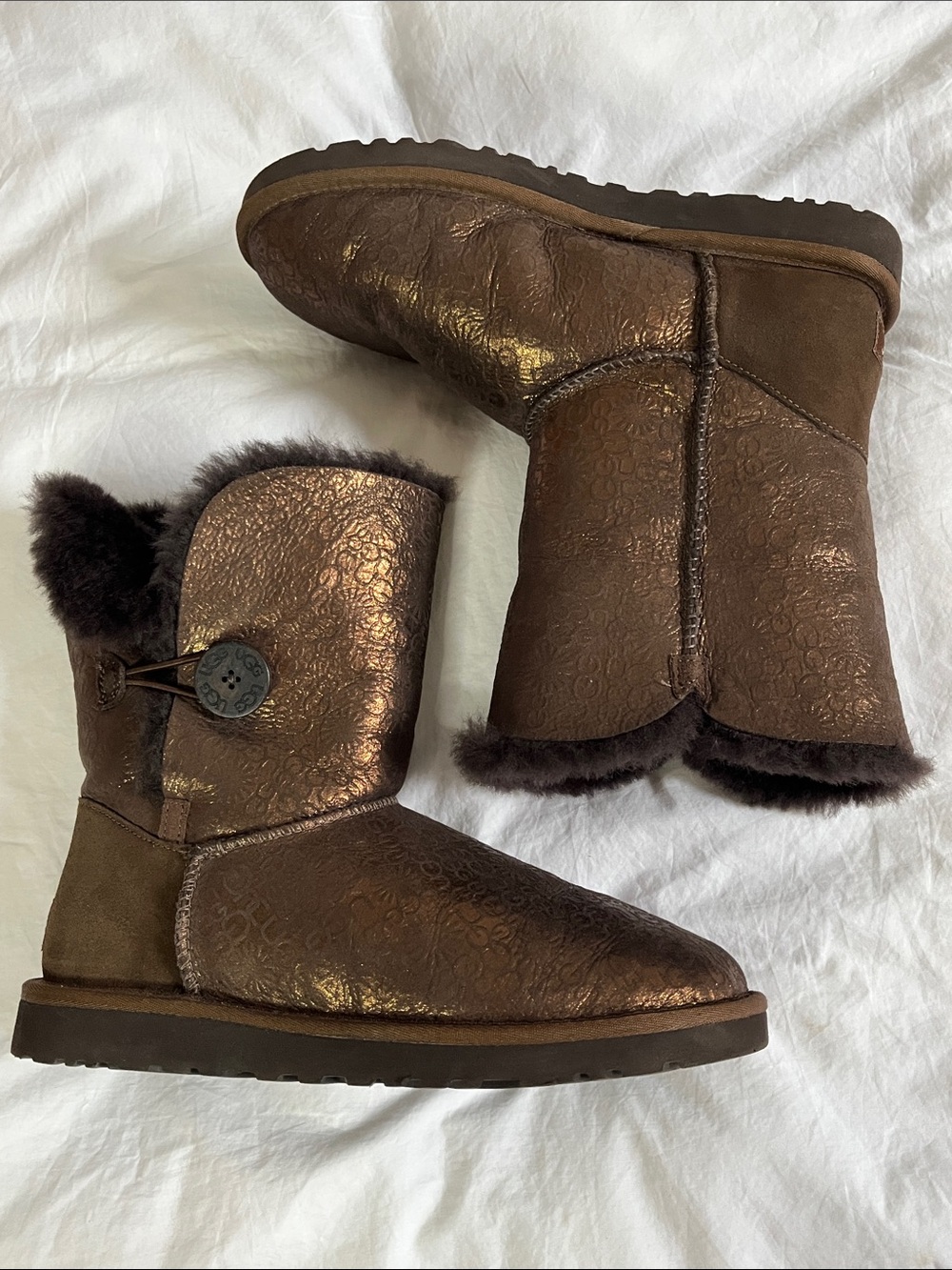 UGG Bailey Button Metallic Logo boots in bronze women’s size 9 winter boots